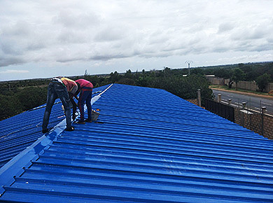 Il gruppo zootecnico utilizza la lamiera d'acciaio colorata che produciamo come tetto